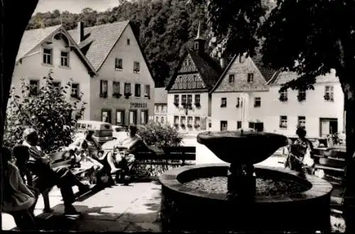 Ak Wirsberg im Fichtelgebirge, Partie am Brunnen, Sparkasse