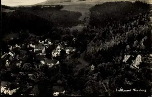 Ak Wirsberg im Frankenwald Bayern, Fliegeraufnahme, Blick auf den Ort mit Umgebung