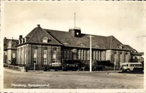 Ak Flensburg in Schleswig Holstein, Reichsbahnhof, Busse