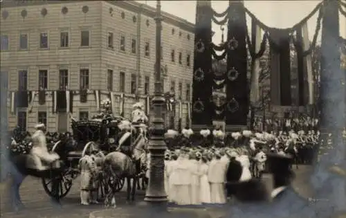 Ak Berlin Mitte, Unter den Linden, Goldene Kutsche, Straßenschmuck, Festlichkeiten 1906