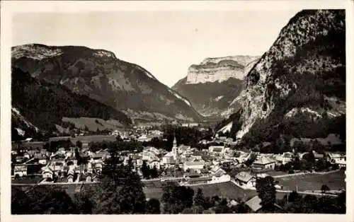 Ak Thônes Haute Savoie, Gesamtansicht, im Hintergrund der Parmelan