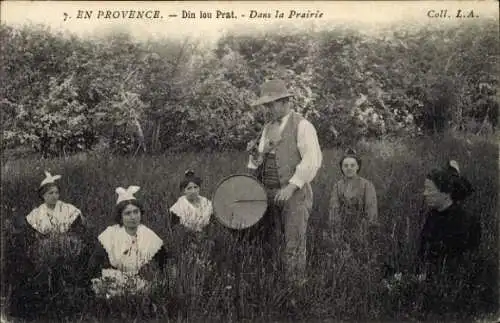 Ak Bouches du Rhône, Part auf der Wiese, Tracht, Trommler musiziert