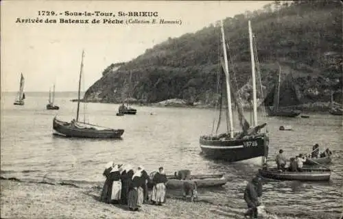 Ak Saint Brieuc Côtes d'Armor, Sous la Tour, Arrivee des Bateaux de Peche