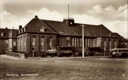 Ak Flensburg in Schleswig Holstein, Reichsbahnhof, Busse