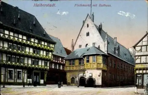 Ak Halberstadt in Sachsen Anhalt, Fischmarkt mit Rathaus, Einganz zum Rathauskeller, Fachwerkhäuser