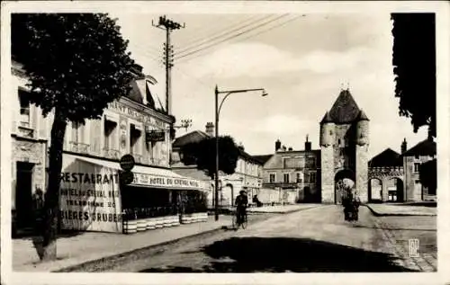 Ak Moret sur Loing Seine et Marne, Place de la Porte de Samois