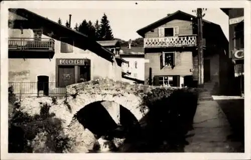 Ak Megève Haute Savoie, Savoyer Häuser und die Alte Brücke