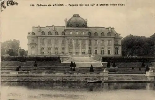 Ak Voisins le Bretonneux Yvelines, Chateau, Facade Est vue sur la grande Piece d'Eau