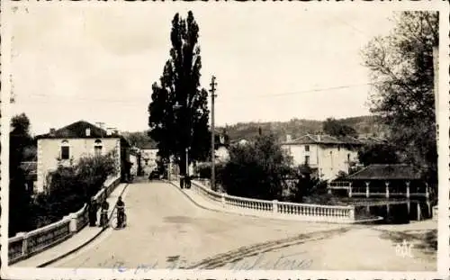 Ak Saint Pardoux la Riviere Dordogne, Place du Quartier de la Grave