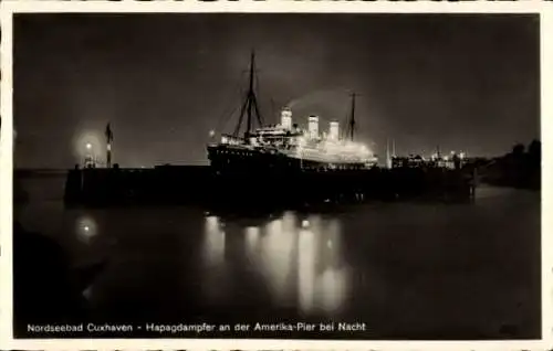 Ak Cuxhaven in Niedersachsen, Hapag Dampfer an der Amerika Pier bei Nacht