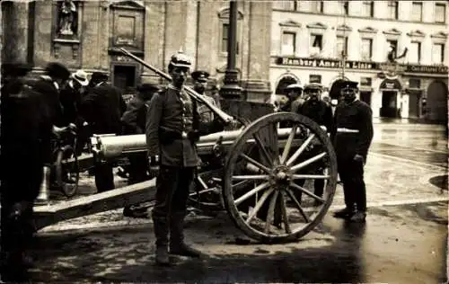 Foto Ak München Bayern, Deutsche Soldaten in Uniformen mit Geschütz