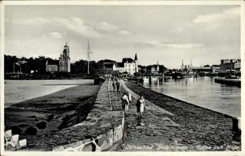 Ak Ustka Stolpmünde Pommern, Hafen mit Mole, Passanten