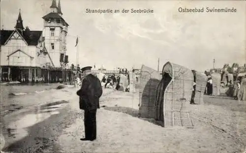 Ak Świnoujście Swinemünde Pommern, Strand an der Seebrücke, Strandkörbe