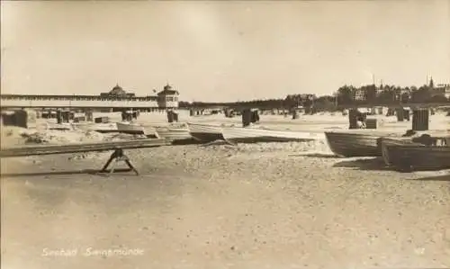 Ak Świnoujście Swinemünde Pommern, Boote am Strand