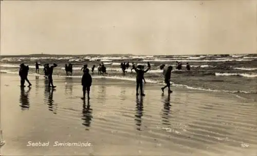 Ak Świnoujście Swinemünde Pommern, Kinder am Strand