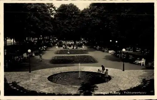 Ak Kołobrzeg Ostseebad Kolberg Pommern, Frühkonzertplatz, Brunnen