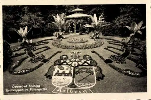 Ak Kołobrzeg Ostseebad Kolberg Pommern, Stadtwappen im Rosengarten