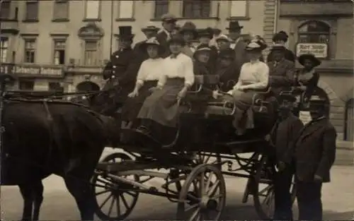 Foto Ak München, Pferdekutsche, Stadtrundfahrt, Passagiere