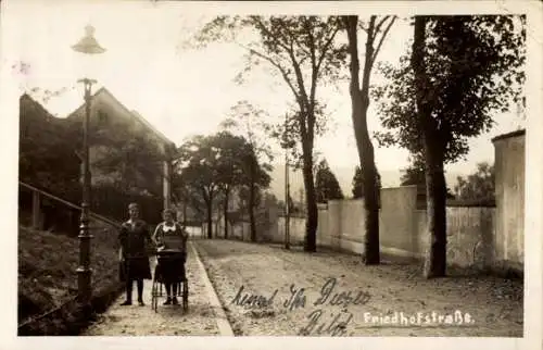 Foto Ak Greiz im Vogtland Thüringen, Friedhofstraße, zwei Frauen mit Kinderwagen