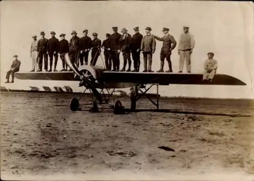 Foto Ak Fokker Eindecker mit 16 Mann belastet, Kampfeindecker