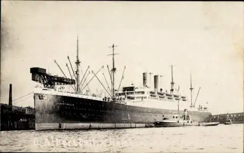 Foto Ak Dampfschiff Albert Ballin, Vor Anker im Hafen, HAPAG