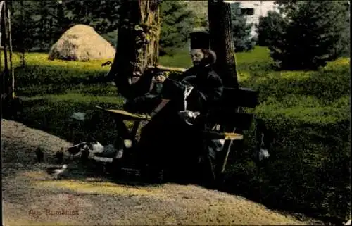 Foto Ak Rumänien, Rumänischer Priester füttert Vögel auf einer Sitzbank
