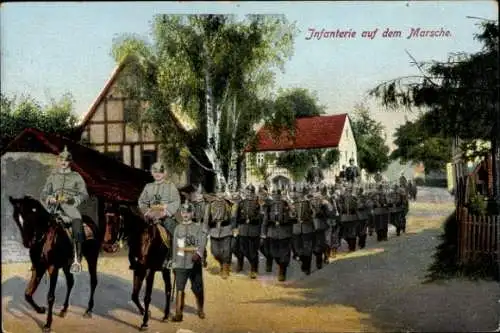 Ak Deutsche Infanterie auf dem Marsche, Soldatenkolonne marschiert durch Ort