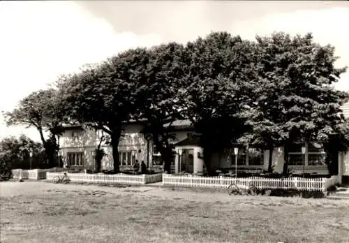 Ak Neuendorf Hiddensee Ostsee, Blick auf das Hotel Am Meer