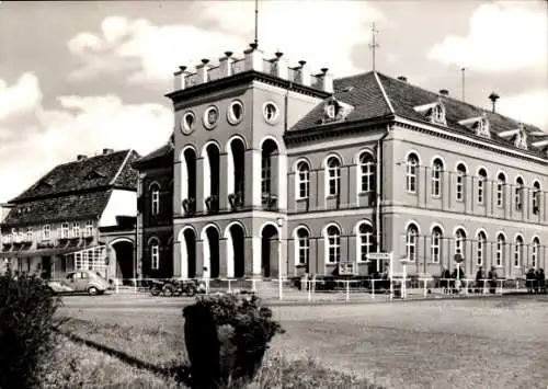 Ak Neustrelitz am Zierker See, Am Marktplatz