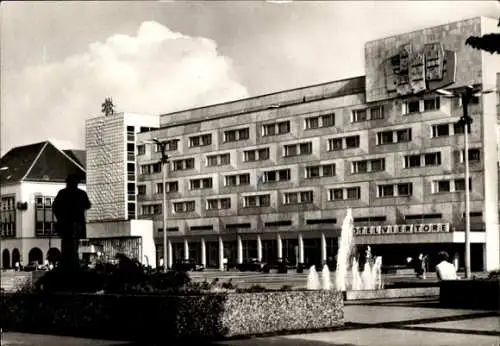 Ak Neubrandenburg in Mecklenburg Vorpommern, Hotel Vier Tore, Springbrunnen, Karl Marx Denkmal