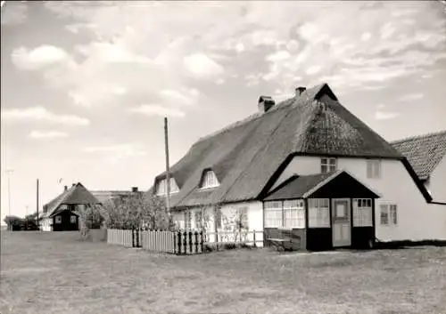 Ak Neuendorf auf der Insel Hiddensee, Rietdachhaus