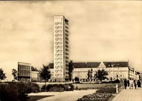 Ak Neubrandenburg, Parkanlage mit Hochhaus in der Karl Marx Straße