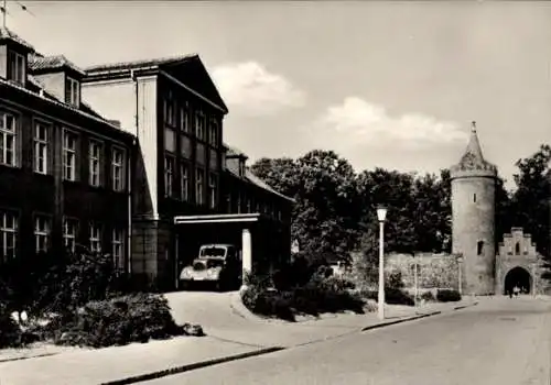 Ak Neubrandenburg in Mecklenburg, VP Krankenhaus und Fangelturm