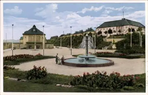 Ak Glauchau in Sachsen, Bahnhof mit Brunnen im Oswald Seyfert Park