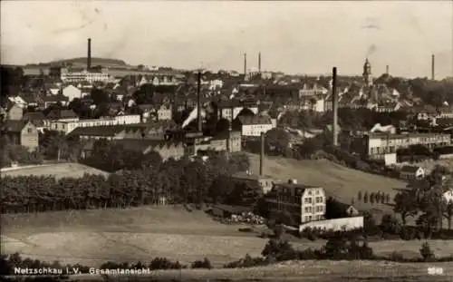 Ak Netzschkau im Vogtland, Gesamtansicht der Stadt, Fabriken und Kirchturm