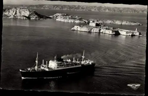 Ak Marseille Bouches du Rhône, Linienschiff vor der Küste von Château d'If