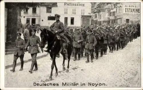 Ak Noyon Oise, Deutsches Militär in einer Straße, im Hintergrund die Kathedrale