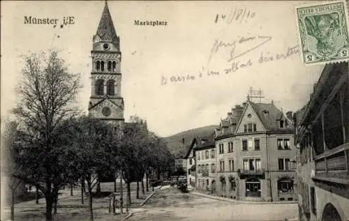 Ak Munster Münster Elsass Haut Rhin, Blick über den Marktplatz zur Kirche