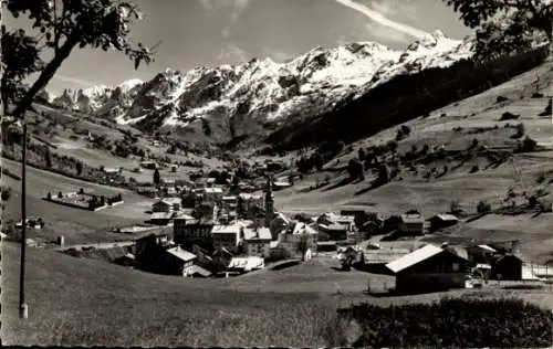 Ak La Clusaz Haute Savoie, Gesamtansicht, Chaine des Aravis