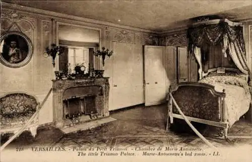 Ak Versailles Yvelines, Palais du Petit Trianon, Marie Antoinettes Schlafzimmer