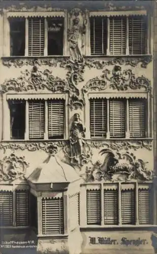 Foto Ak Schaffhausen am Rhein Schweiz, Hauswand mit Reliefs, Fenster