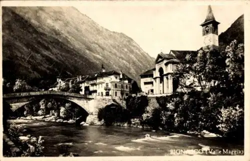 Ak Bignasco Kanton Tessin, Valle Maggia, Ort mit Brücke