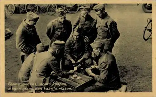 Ak Niederländische Soldaten in Uniformen, Kartenspiel, Ferme jongens, stoere knapen...