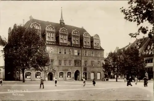 Ak Naumburg a.d. Saale, Das Rathaus am Marktplatz, Passanten