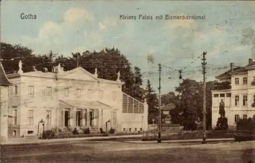 Ak Gotha in Thüringen, Kleines Palais, Bismarckdenkmal