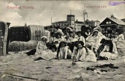 Ak Międzyzdroje Ostseebad Misdroy Pommern, Ferienfreude, Mädchen am Strand