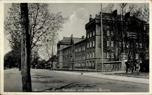 Ak Gussew Gumbinnen Ostpreußen, Friedrichstraße mit Infanterie Kaserne