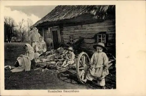 Ak Russisches Bauernhaus, Frauen und Kinder in Tracht