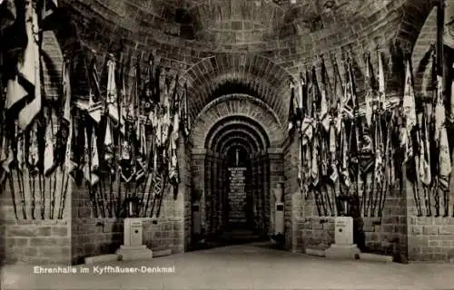 Ak Steinthaleben Kyffhäuserland in Thüringen, Ehrenhalle im Kyffhäuser Denkmal, Fahnen