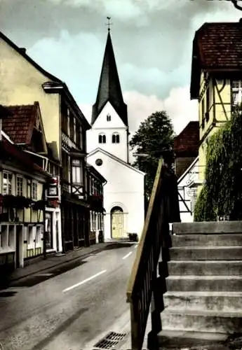 Ak Wiehl im Oberbergischen Kreis, Hauptstraße mit Blick zur Kirche, Fachwerkhäuser